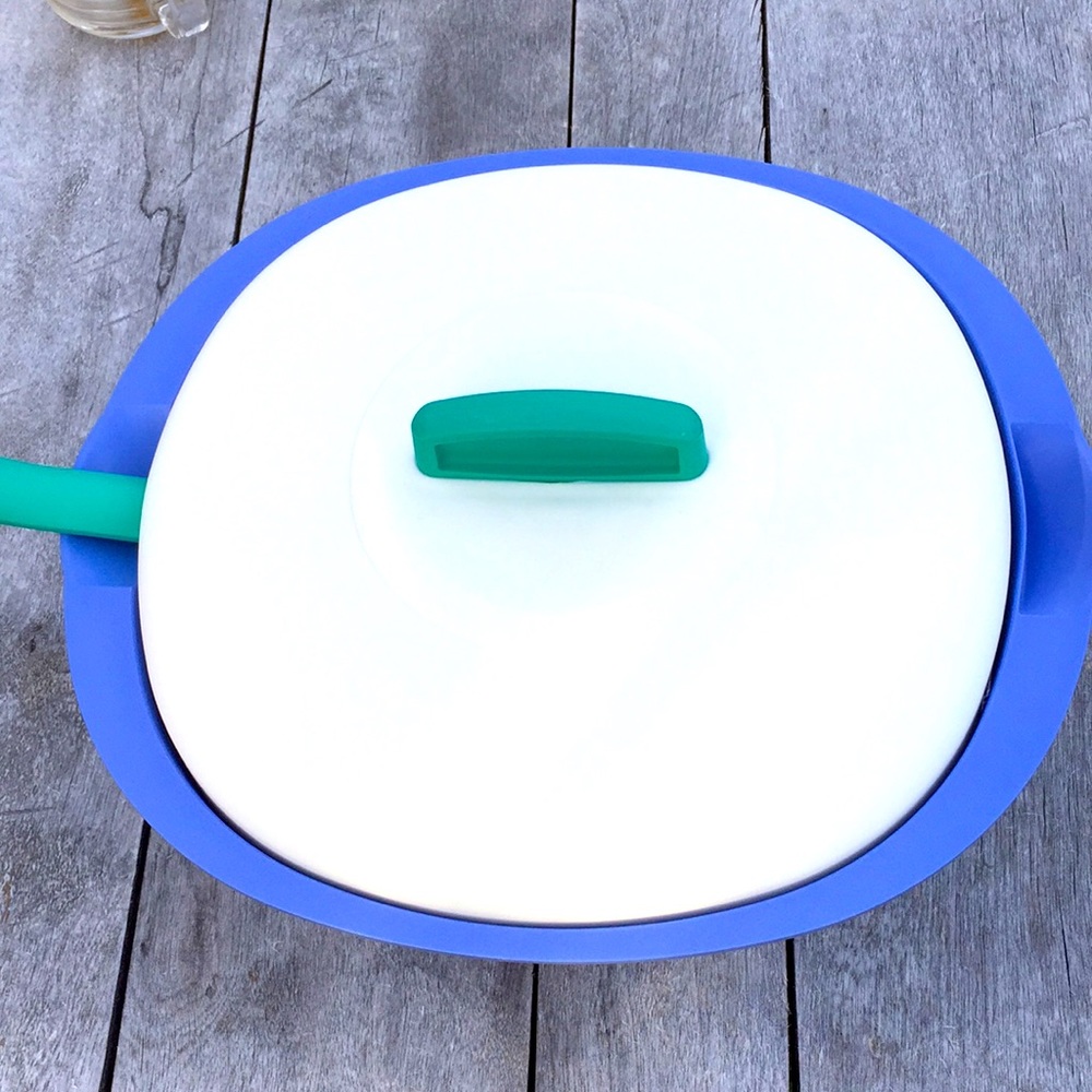 EUC Tupperware service bowl